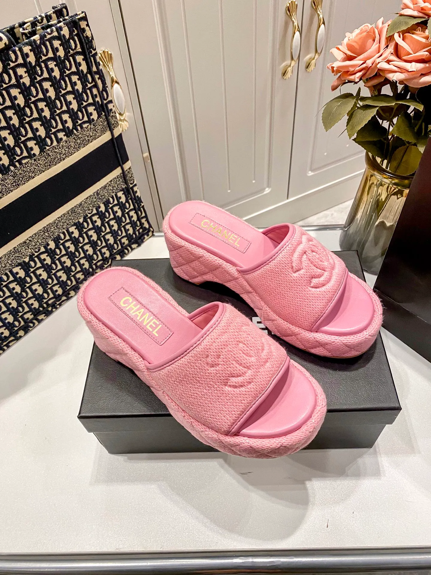 👟👟Ex-factory price 460👟👟Chanel 25C new early spring thick-soled slippers!  Top version! Early release. Thick sole design. 5cm heel height. Makes your legs longer in seconds. Original custom linen for the upper. Sheepskin for foot pads. Original genuine leather outsole. Size: 34-41. Customized. Non-returnable and non-exchangeable.